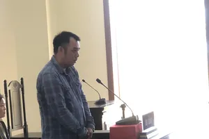 Đập phá cửa hàng, đánh người vì tưởng bị quay clip