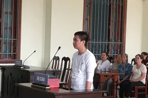 Nghiện rượu đến mức bị tâm thần, cháu cầm dao truy sát cô