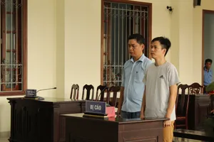 Người nhà nạn nhân mang di ảnh gây náo loạn tại tòa