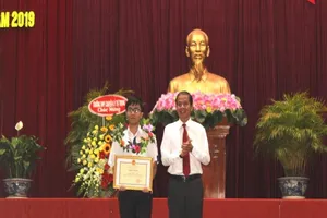 Cần Thơ trao bằng khen cho cậu bé 'siêu kỷ lục' Olympia
