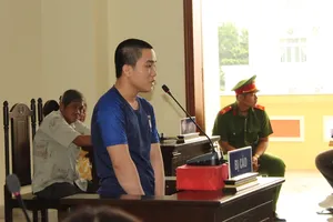 Con ra tòa, mẹ khóc xin lỗi gia đình nạn nhân