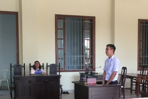 Cuối năm, bị cáo ra tòa khóc tu tu...