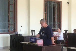 Mang dao chém hàng xóm vì từ chối sửa loa thùng buổi tối