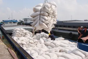 Bộ Công Thương hỏa tốc họp với nhiều bộ, địa phương về gạo 