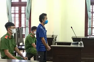 Không đeo khẩu trang còn chống đối, lãnh 9 tháng tù