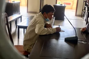 Môi giới làm giả 5 chứng chỉ bị phạt 2 năm tù