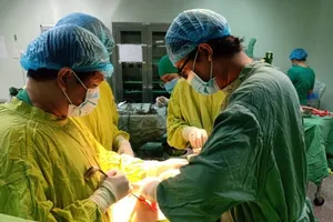 15 bác sĩ cứu sống phụ nữ đứt tử cung, vỡ bàng quang 