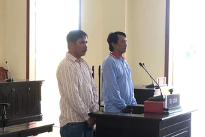 Chơi đô-mi-nô chờ khách, hai tài xế xe ôm lãnh án