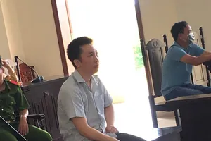Cựu đại úy công an hầu tòa vì lừa chạy việc