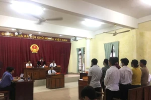 Phạm tội đưa hối lộ, 7 bị cáo bị phạt tiền 