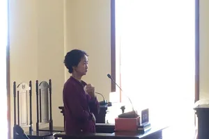 Đập phá tường rào, 4 mẹ con lãnh án