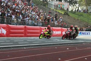 Giải đua xe thu hút hàng chục ngàn người phải dừng vì COVID-19