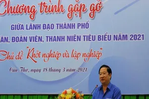 Chủ tịch UBND TP Cần Thơ Trần Việt Trường phát biểu tại buổi gặp gỡ. Ảnh: NHẪN NAM