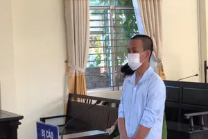 Nhậu xong chạy xe máy, né chốt kiểm dịch và... đánh công an