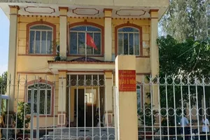 Cựu chi cục trưởng bị cáo buộc tham ô bị bệnh, tòa hoãn xử