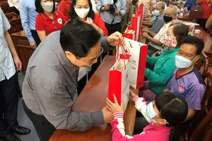 Thủ tướng thăm hỏi, tặng quà Tết cho người dân ở Cần Thơ