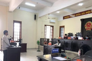 Người chạy xe ôm mất cả chì lẫn chài vì ham bán hàng cấm