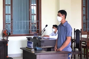 Níu kéo người yêu bằng... dao rồi ra tòa xin án treo