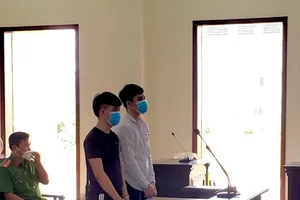 Xâm hại bé gái say rượu, 2 thanh niên bị phạt tổng cộng 27 năm tù