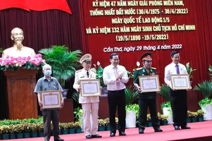 Cần Thơ họp mặt kỷ niệm Lễ 30-4 và 132 năm ngày sinh Chủ tịch Hồ Chí Minh