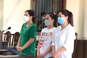 Nghe VKS đề nghị mức án, mẹ ôm chầm con gái khóc lớn tại tòa