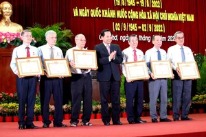 Cần Thơ họp mặt kỷ niệm 77 năm Cách mạng tháng Tám và Quốc khánh