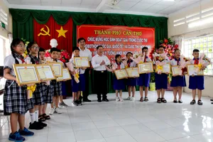 Cần Thơ: Tặng nhiều phần thưởng cho học sinh giỏi quốc gia, quốc tế 