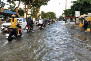 Chiều 29-9, nhiều tuyến đường ở Cần Thơ ngập sâu do triều cường