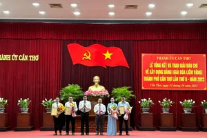 Cần Thơ trao Giải báo chí Búa liềm vàng lần thứ II cho 50 tác phẩm