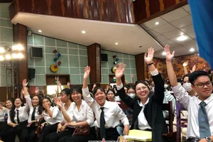 Hàng trăm sinh viên, cán bộ tư pháp hào hứng với phiên tòa đậm chất luật, đẫm chất đời