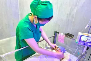 Cần Thơ: 3 phút khẩn cấp cứu sống mẹ và bé bị sa dây rốn hiếm gặp