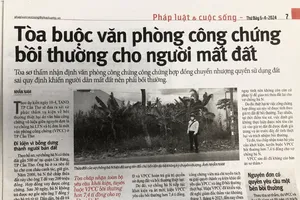 Hoãn xử vụ tòa buộc văn phòng công chứng bồi thường cho người mất đất