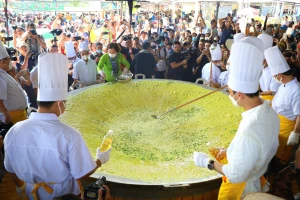 Cần Thơ: Bánh xèo khổng lồ chia làm 1.000 phần cho người dân và du khách thưởng thức