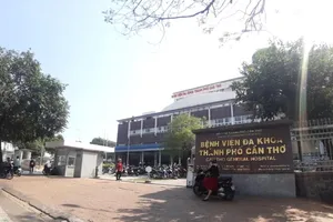 2 nhân viên BV Đa khoa TP Cần Thơ phù phép nước lọc thành hóa chất Việt Á