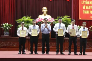 TP Cần Thơ trao giải Cuộc thi chính luận về bảo vệ nền tảng tư tưởng của Đảng cho 55 tác phẩm