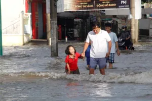 TP Cần Thơ: Triều cường giảm nhưng đường phố vẫn ngập sâu