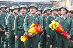 Hàng nghìn thanh niên ĐBSCL nô nức lên đường nhập ngũ