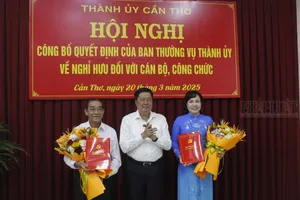 Thành ủy Cần Thơ trao quyết định nghỉ hưu trước tuổi cho 2 cán bộ