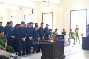 20 bị cáo vụ sử dụng vũ khí quân dụng, gây náo loạn đường phố: VKS đề nghị cao nhất 17 năm tù