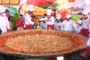 Lễ hội bánh dân gian Nam Bộ: Độc đáo bánh xèo 100 con tôm hùm, bánh chưng hơn 1 tấn 