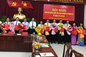 Thành uỷ Cần Thơ trao quyết định nghỉ hưu trước tuổi cho 12 cán bộ