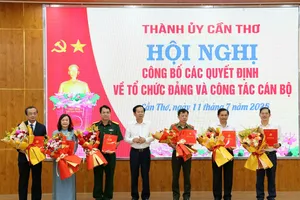 TP Cần Thơ công bố các quyết định thành lập 6 đảng bộ và chỉ định nhân sự