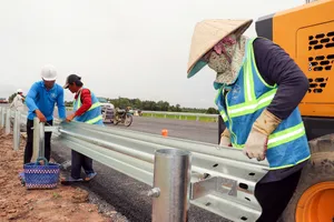 Thủ tướng: Cả nhiệm kỳ đã đầu tư khoảng 600.000 tỉ cho các đường cao tốc ở ĐBSCL