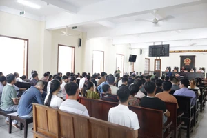 Hàng trăm bị hại ngồi kín phòng xử vụ lừa đảo và cảnh báo của tòa
