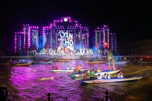 Hàng ngàn người đổ về xem khai mạc Lễ hội Văn hóa sông nước Cần Thơ