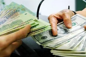 Giá đôla chợ đen ‘lượn sóng’