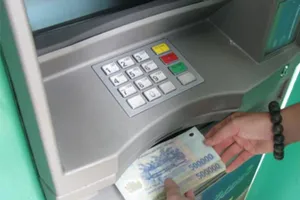 Bỗng nhiên 'bay mất' 100 triệu dù thẻ ATM vẫn trong bóp