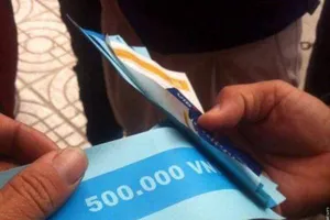 Cây ATM bỗng nhiên nhả nửa triệu đồng tiền... giấy