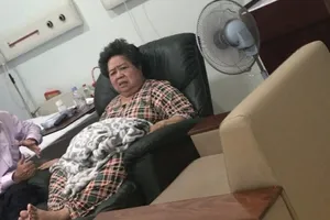 Bà Hứa Thị Phấn vào viện cấp cứu vì huyết áp cao