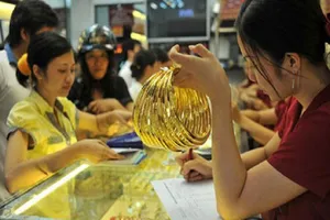 Giá vàng liên tục 'nhảy múa', tăng cao hiếm thấy 